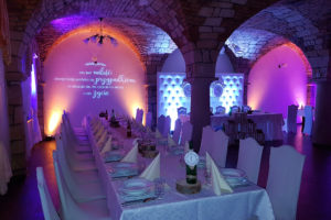Projektor GOBO, ścianka ślubna na tle dekoracji światłem Chojnów Ceglany Dworek