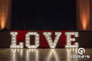 Dekoracja światłem w Legnicy Klub nauczyciela LOVE