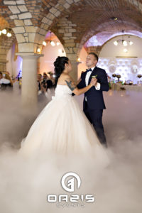taniec w chmurach pary młodej w ceglanym dworku w Chojnowie